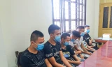 Nhóm thanh, thiếu niên Thái Bình được đưa về Công an thành phố Nam Định để lấy lơi khai - Ảnh: Hoàng Long