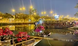 Chợ hoa 'trên bến dưới thuyền' nhộn nhịp về đêm