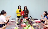 Phó Bí thư Thường trực Thành ủy trao quyết định công tác cho bà Nguyễn Thị Tuyến.
