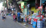 Hàng rong, quán cóc “xâm chiếm” phố đi bộ