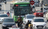 Nhiều xe máy, ô tô ngang nhiên lấn làn, “tạt đầu” xe buýt BRT.