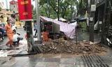 Vỉa hè Hà Nội vừa lát đá tự nhiên 'bền 70 năm' lại bị cày xới