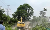 Xe ủi thực hiện cưỡng chế nhà cấp 4 sáng 19/10