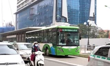 Buýt nhanh BRT ở Hà Nội quá tải vào giờ cao điểm