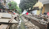 Mương ô nhiễm giữa Thủ đô khiến cả khu dân cư 'điêu đứng'