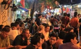 Du khách ngồi uống bia hơi tại phố cổ Hà Nội