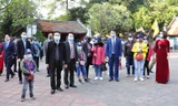  Đoàn khách du lịch đầu tiên đến Hà Nội năm 2021 thăm quan Văn Miếu