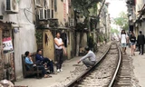 Bao giờ chấm dứt cảnh “sống chung” với đường tàu