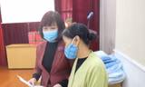 Người dân nghẹn ngào khi nhận mỳ, gạo hỗ trợ 