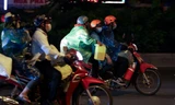 Nhiều người dân tự đi xe máy từ các vùng dịch về quê. Ảnh Hoàng Mạnh Thắng