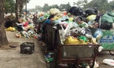 Rác thải ùn ứ, không được thu gom những ngày qua tại quận Nam Từ Liêm