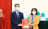 Đồng chí Nguyễn Anh Dũng (trái) Chánh Văn phòng UBND TP đến nhận quyết định điều động công tác tại Huyện ủy Mỹ Đức