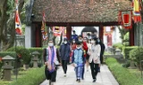 Khách du lịch đến Văn Miếu. Ảnh minh họa