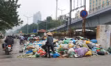 Rác ngập cửa khẩu vào phố An Dương những ngày qua. Ảnh: Chí Cường