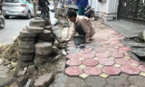 Gạch block 'tái xuất' trên vỉa hè Hà Nội sau khi dừng lát đá