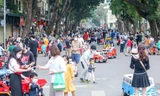 Phố đi bộ quanh khu vực hồ Gươm ngày đầu mở cửa. Ảnh minh họa