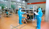 Các y bác sĩ trong một khu cách ly tại Vĩnh Phúc