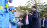 Chủ tịch Hà Nội thăm, động viên công nhân môi trường làm việc xuyên Tết