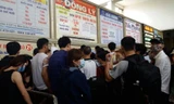 Hành khách chen nhau mua vé tại bến xe Giáp Bát