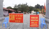 Để phòng chống Covid-19, lần đầu tiên trong hơn 50 năm chùa Hương phải đóng cửa trong ngày khai hội và trở nên vắng lặng. Ảnh: Vnexpress