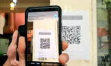 Quét mã QR code tại một nhà hàng ở Hà Nội