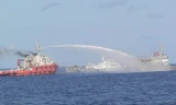 Trung Quốc thường xuyên sử dụng 2-3 tàu kèm 1 tàu Việt Nam để ngăn cản, đâm húc và phun nước áp lực cao.