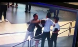 Hai hành khách cùng hành hung nhân viên nữ (người đàn ông ở giữa là nhân viên hàng không đứng ra can ngăn)
