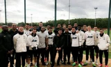 Anthony Joshua chụp ảnh cùng toàn đội Man Utd tại sân tập Carrington.