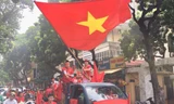 CĐV Hà Nội diễu hành trước trận bán kết. Ảnh: Nguyễn Hoàn
