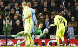 Lionel Messi sút hỏng penalty trước thủ thành Joe Hart của Manchester City.