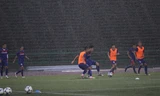 Tuyển Việt Nam đội mưa luyện công chờ đấu Campuchia