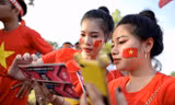 Những bóng hồng xinh đẹp 'tiếp lửa' cho tuyển Việt Nam
