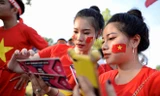 Những bóng hồng xinh đẹp 'tiếp lửa' cho tuyển Việt Nam