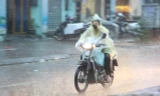 Cả ngày nắng nóng, Hà Nội mưa dông vào tối