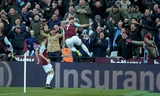Các cầu thủ West Ham ăn mừng bàn thắng