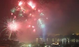 Pháo hoa rực sáng trên bầu trời Hồ Hoàn Kiếm (Hà Nội). Ảnh: Như Ý.