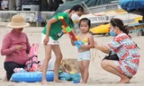 Bãi biển Nha Trang vẫn đông đúc du khách ngày cuối nghỉ lễ