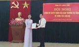 Lãnh đạo Tỉnh ủy Lạng Sơn trao Quyết định cho bà Đoàn Thu Hà. Ảnh: Duy Chiến