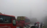 Sương mù và đường trơn do trời mưa là nguyên nhân gây ra hai vụ tai nạn liên hoàn. Ảnh: Phạm Dũng.