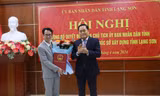 Ông Nguyễn Duy Đông nhận hoa, quyết định bổ nhiệm. Ảnh: Duy Chiến 