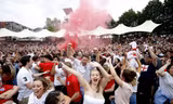 CĐV Anh vỡ òa với siêu phẩm đá phạt ở bán kết World Cup
