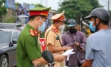 Lực lượng chức năng kiểm tra giấy đi đường sáng nay. Ảnh: Trọng Tài