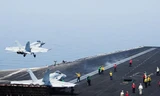Máy bay chiến đấu Mỹ cất cánh từ tàu sân bay USS George H.W. Bush tại Vùng Vịnh. 