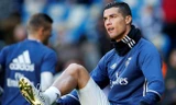 Ronaldo diện giày vàng trong ngày khoe Quả Bóng Vàng 