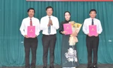 Đồng chí Lê Quốc Phong trao quyết định chỉ định đồng chí Nguyễn Hải Trâm giữ chức Bí thư Đảng ủy các cơ quan Đảng tỉnh Đồng Tháp và các Phó Bí thư Đảng ủy.