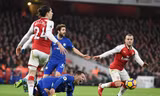 Hazard ngã trong vòng cấm sau tình huống tác động của Bellerin 