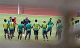Thầy trò HLV Riedl tập trên sân Pakansari.