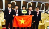 Nguyễn Thế Quỳnh (thứ 2 từ trái sang) cùng đội tuyển Việt Nam tham dự Olympic Vật lý Quốc tế năm 2017 tại Indonesia.