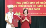 Lãnh đạo Cục thi hành án Cao Bằng trao quyết định cho ông Chu Thanh Hà. 