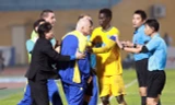 HLV Thanh Hóa phản ứng dữ dội trọng tài